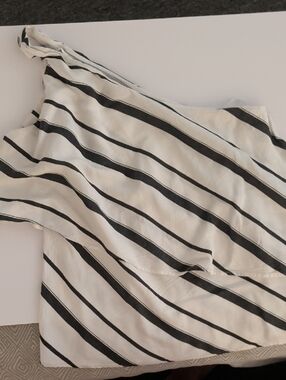 Banana Republic black and white- off shoulder